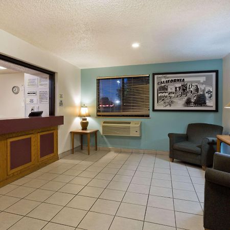 Super 8 By Wyndham Lexington Park/California Area Hotel Bagian luar foto